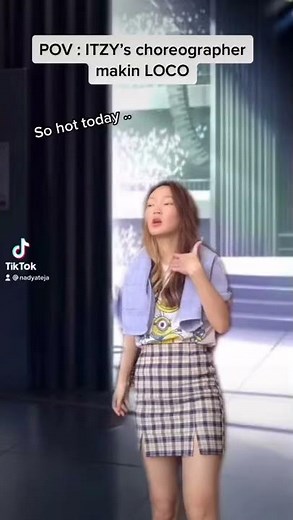 ITZY’S CHOREOGRAPHER MAKIN LOCO DANCE MOVES #shorts #youtubeshorts #itzyloco