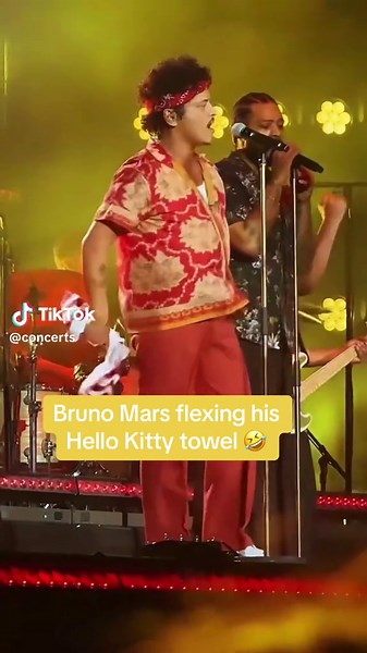 #BrunoMars was flexing his #HelloKitty collab on stage after a fan threw a towel at him‼️🤣 Have any of y’all seen #Bruno live⁉️👀 Let us know in the comments below‼️⬇️ 🎥: moonlightmoon2