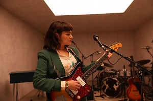 90K views · 2.2K reactions | Live from Vevo studios: Staring At the Wall! Watch here: https://NorahJones.lnk.to/SATWVEVO #Visions | Norah Jones | Facebook