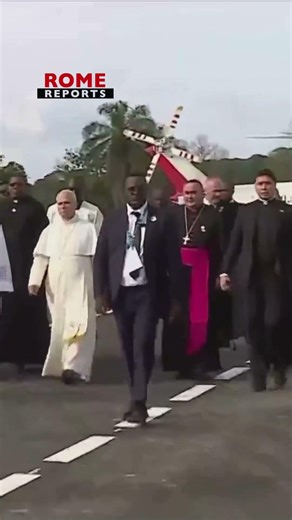 En helicóptero desde Luanda, el papa León XIV llegaba a la ciudad de Muxima #shorts