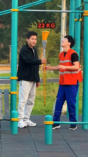 ​Street Workout Challenge: Cleaner vs. Pro! 😱🔥 #Workout #FitnessChallenge #majic #shorts