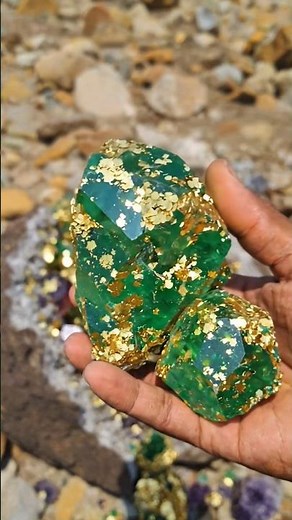 OMG 😱 Diamond Hunter Finds Huge Emerald & Gold Buried Treasure 💎 Millions Years Old