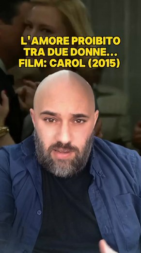 📌 𝐂𝐀𝐑𝐎𝐋 (𝟐𝟎𝟏𝟓) 🎞️ "Carol" è un film del 2015 diretto da Todd Haynes, tratto dal romanzo The Price of Salt di Patricia Highsmith. Ambientato nella New York degli anni '50, racconta la storia d'amore tra Therese, una giovane aspirante fotografa, e Carol, un'elegante donna borghese intrappolata in un matrimonio infelice. Con una regia raffinata e un'estetica vintage curata nei minimi dettagli, il film esplora il desiderio, il coraggio e le difficoltà di un amore proibito. Cate Blanchett 