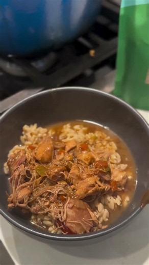 It’s finally gumbo season 🥘 but make it low-ish carb + high(er) protein thanks to kaizenfoodco rice