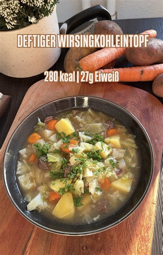 Anzeige | Deftiger Wirsingkohleintopf 🥬 ✅ schnell & einfach ✅ low calorie ✅ proteinreich ZUTATEN FÜR 8 PORTIONEN: * 650g geschälte, festkochende Kartoffeln * 700g Wirsingkohl * 1 Bund Suppengrün (1/2 Porreestange, 1/4 Knollensellerie, 4 Möhren) * 800g Rindergulasch * 1,5l Hühnerbrühe * 50g Stärke | 40-50ml Wasser * ggf. Salz, Pfeffer ZUBEREITUNG: 1. Das Rindergulasch in einen großen Topf geben. Mit dem Secuquick Schnellkochdeckel von AMC nach Anleitung garen – bei mir war das Rindfleisch nach e