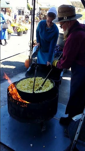 Amish man making kettle corn at Hershberger Farm and Bakery, Ohio, USA
