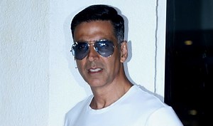 Akshay Kumar Gifts 1000 Wrist Bands to Mumbai Police to Detect COVID-19 at an Early Stage