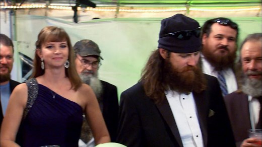 193K views · 2.7K reactions | Willie breaks the Guinness World Record for the largest duck call ever built. | Duck Dynasty | Facebook