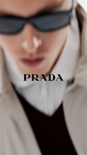 Les nouvelles lunettes de soleil Prada incarnent une esthétique élégante et raffinée avec des montures classiques et des détails métalliques emblématiques sur les branches. | Prada