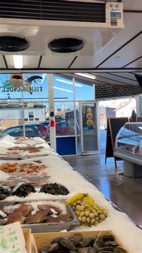 “Kan jeg få en fiskefilet?” Hvorfor er næsten alle enige om, at en fiskefilet er ens betydende med en rødspættefilet? Hvorfor kan det ikke være en filet af en anden fisk? Filosofien har ingen grænser på havnen. Kom ned og sig “haj” 🐟🐟🐟🐟 | P. Clausens Fiskehandel A/S