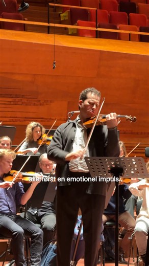 Vi fik lov at komme med DR P2 ind til en snak med violinist Nikolaj Szeps-Znaider, som er solist på ugens koncerter 🎻 Her fortæller han om, hvordan han får musikken til at leve som en emotionel oplevelse på scenen 👏 Oplev ham igen i aften, når vi endnu engang går på scenen med Edward Gardner som dirigent 😍 Gå på opdagelse i det digitale program på vores hjemmeside ❤ | DR Symfoniorkestret
