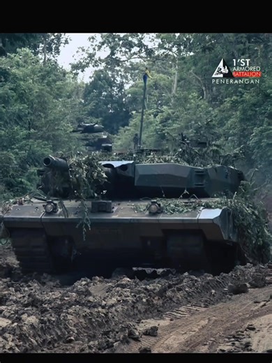 Tank Leopard 2RI adalah varian Tank Tempur Utama (MBT) Leopard 2 yang dimodifikasi khusus untuk Tentara Nasional Indonesia (TNI), buatan Jerman, dengan peningkatan signifikan pada perlindungan melalui lapisan komposit AMAP (Advanced Modular Armour Protection) dan fitur kenyamanan seperti AC, menjadikannya lebih modern dan tangguh dari Leopard 2A4 standar, dengan persenjataan meriam 120mm L/44 dan mesin diesel MTU 1500 HP untuk mobilitas tinggi. Spesifikasi Utama Produsen: Krauss-Maffei Wegmann (