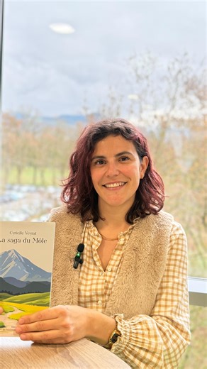 ⛰️ Quand le Môle devient source d’inspiration… Cyrielle Veyrat, autrice originaire d’Arthaz et enfant de Haute-Savoie, a grandi sous le regard du Môle. Aujourd’hui, elle signe un roman dont l’intrigue s’inspire de faits réels et de ce paysage emblématique de notre territoire ❤️ Son livre est disponible en maisons de presse et dans les hypermarchés de Savoie et Haute-Savoie. 💌 Partage ce post à quelqu’un qui aime le Môle autant que toi ! | Môle & Brasses Tourisme