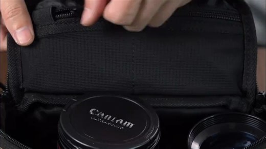 【工装包的减负宣言】#cwatcun卡登#单肩摄影包#相机包_军绿斜挎一甩，微单+3镜轻松扛🌿_6仓收纳不乱，做旧铜扣自带街拍滤镜_早八通勤_傍晚扫街，肩不累