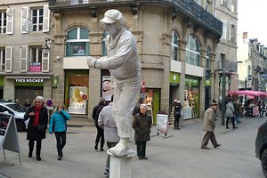 Qui se cache derrière l'homme statue de Brive ?
