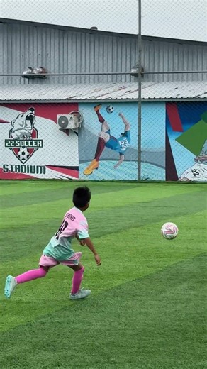 Pass to the invisible man #football #highlights #funny