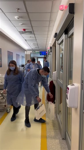 Ionuț Voicu, Alex Ioniță și Valentin Costache au fost în vizită la secția de neonatologie a Spitalului Marie Curie. #Impreuna facem o lume mai bună ❤️