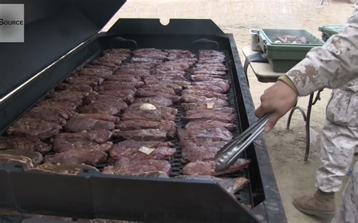 美国大兵的战地午餐～肉排管够