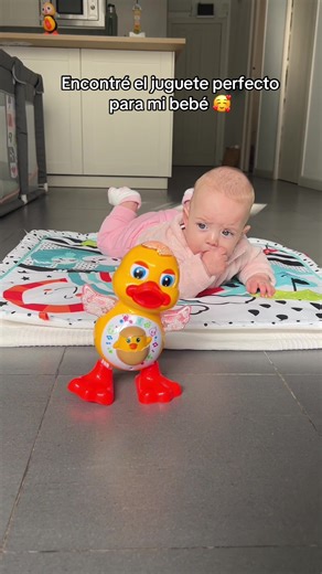 Cuando el juguete funciona mejor de lo que esperabas 😅 Luces, música y cero aburrimiento. Patito Juan aprobado 💛 #juguetesdidacticos #tummytime #mamaspapas
