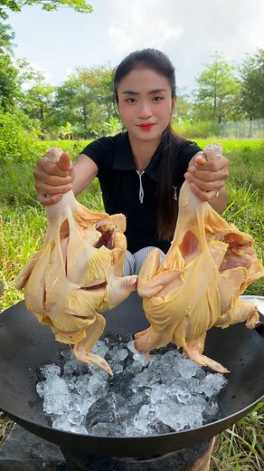 Crispy fried chicken swimming in a rich, flavorful sauce—today’s recipe is a perfect mix of crunch and juiciness! 🍗🔥 Watch till the end because the final glaze looks unbelievable! | Eats Elegance