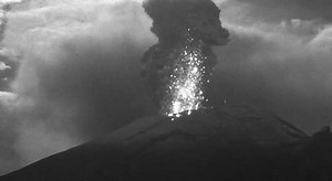 Así fue la explosión del Popocatépetl en la madrugada 🎥