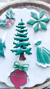 Redwood Tree Cookie🌲 One of the things I love most about living in California is the scenery—I never run out of cookie inspiration. I try to take a long walk every day, noticing the flowers and breathing in the citrus and alyssum. But my favorite sight of all is the redwood trees scattered throughout the neighborhood. So here’s my little cookie (cartoon) version of a redwood 🥰🌲 Cutter Inquires @cameliacutters #cookiedecoratingvideo #cookiemagic #christmastreecookie #christmascookies #sprinkle