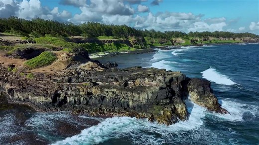 Sécurité routière : le ministre Osman Mahomed, invité de l’émission Au Cœur de l’Info L’émission Au Cœur de l’Info de ce jeudi 8 janvier sera spécialement consacrée à la sécurité routière à Maurice. À cette occasion, Prem Sewpaul recevra Osman Mahomed. Le ministre des Transports terrestres abordera notamment : • les nouvelles lois en vigueur, • le retour du système de permis à points, • le renforcement des sanctions, • ainsi que les mesures concrètes visant à rendre les routes mauriciennes plus 