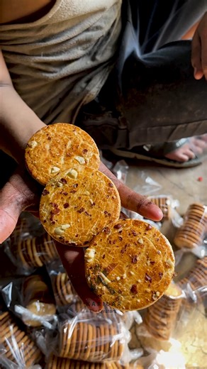 Here’s how biscuits are made in massive quantities 🍪🏭 From dough to baking, this step-by-step process shows the precision and speed behind every batch! #BiscuitMaking #FactoryProcess #KarigarCreators #HowItsMade #FoodFactory #Snacks #manufacturing | Karigar the Creators