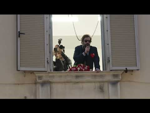 TOMMASO PARADISO E IL SALUTO DAL BALCONE SOPRA IL CLUB DEI ROMANTICI