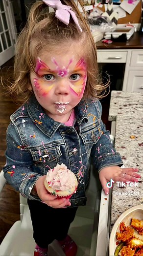 Elmo & Abby themed 2nd Birthday for The cutest Cupcake Queen Sylar!! Cupcakes (funfetti and chocolate) and a 4 layer chocolate with Oreo mousse #elmo #sesamestreet #abby #elmosworld #birthdaycake #2ndbirthday
