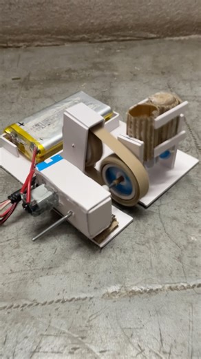 I made a 2 cylinder engine with cardboard # craft# cardboard