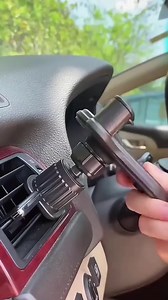 📉 Lose Halterungen verursachen Ablenkungen und sogar Schäden an Ihrem Auto. 🔒 Diese hält fest mit sicherem Griff und dicken Silikonpolstern. 📱 Drehen, anpassen und mit einer Hand bedienen – bleiben Sie auf die Straße konzentriert! Klicken Sie unten, um zu bestellen 👇 | Superzebra