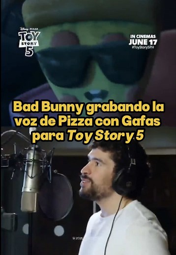 Detrás de cámaras de #BadBunny grabando la voz de Pizza con Gafas para #ToyStory5 #disneypixar #peliculasanimadas #toystory