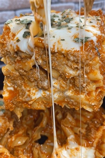 Too busy to boil noodles but still craving cheesy, saucy lasagna bliss? This Easy Crockpot Lasagna with Meat Sauce is your new weeknight hero! 🙌 Just layer it, set it, and let your slow cooker do all the heavy lifting. It’s rich, hearty, melty, and hands-down one of the easiest comfort meals you’ll ever make. 🍝❤️ 🍽️ Easy Crockpot Lasagna (No Boil Noodles!) Ingredients: For the Meat Sauce: 1 lb ground beef (or Italian sausage) 1 small onion, diced 2 cloves garlic, minced 1 jar (24 oz) marinara