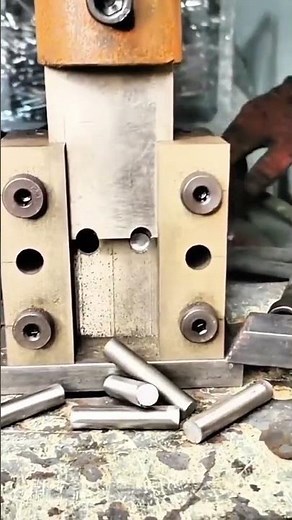the process of cutting iron rods using a unique cutting machine