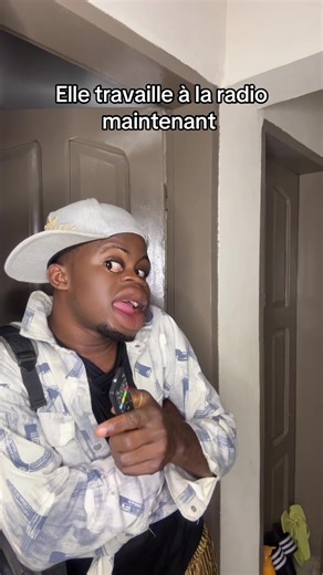 Elle travaille à la radio maintenant #comedietiktok #humour_tiktok #afriquetiktok #pypシ