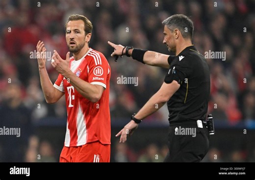 Schiedsrichter Referee Slavko Vincic (SVN) im Gespraech Diskussion mit Harry Kane FC Bayern Muenchen FCB (09) Gestik Geste FC Bayern Muenchen FCB vs Real Madrid UEFA CL Champions League Viertelfinale Rueckspiel 15.04.2026 DFL REGULATIONS PROHIBIT ANY USE OF PHOTOGRAPHS AS IMAGE SEQUENCES AND/OR QUASI-VIDEO Foto: Eibner-Pressefoto/Michael Weber Stock Photo - Alamy