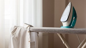 Βήμα - βήμα, ο σωστός τρόπος για να σιδερώσεις ένα πουκάμισο | Athens Magazine