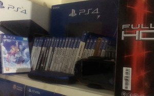退坑！低价出卖ps4!正版！破解！外加破解psv！还有二手ps4光盘！首办！底价出卖！如果需要请联系！谢谢大家了！！！