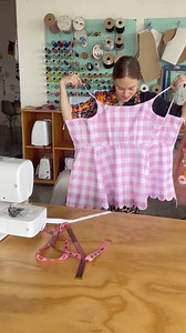 Seguimos con el vestido de Barbie. Ahora te comparto cómo coser cierre invisible. Dime si quieres saber como hicimos la bastilla escarola. #tutorialcostura | Casa Ojal: Taller de Moda y Costura