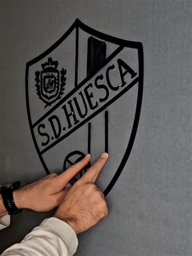 Drawing the SD Huesca Logo with Two Hands