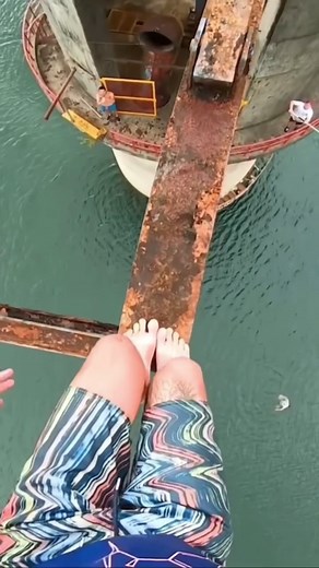 Would you do it ? #extremesports #extremevideo #extreme #dangerous #jump #parcour credit : Adrenaline Addiction