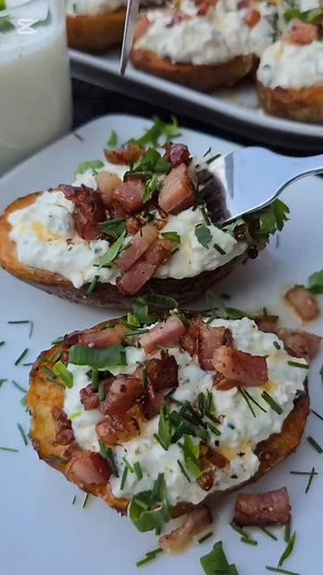 ZIEMNIAKI Z GZIKIEM I BOCZKIEM 😋👌 * * * * PRZEPIS 4 duże ziemniaki 250g twaróg wędzony 4 łyżki śmietany 12 lub 18 2 ząbki czosnku szczypiorek natka pietruszki pieprz Marynata do ziemniaków olej sól, pieprz słodka papryka 1 ząbek czosnku Dodatkowo: 150g wędzony boczek 1 mała cebula 🍖🍛🍛🍖🍛🍖🍖🍖🍖🍛🍖🍖🍛🍖🍛🍖🍖 #ziemniaki #zdrowejedzenie #szybkieprzepisy #szybkiobiad #zdroweprzepisy #dobryobiad #surówka #domowejedzenie #obiadydomowe #mojegotowanie #kotlet #letniobiadek #kotlety #pysznejedz