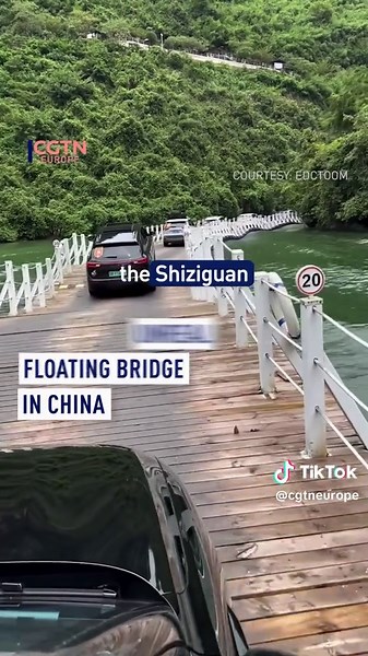 A floating bridge in central China is making waves — literally. The Shiziguan Floating Bridge in Enshi, Hubei Province, stretches 500 meters across the Qingjiang River and allows both cars and pedestrians to travel across the water on a structure made entirely of floating pontoons. Known as the “Bridge of Dreams,” the structure blends traditional design with German engineering. Built in 2016, it uses high-density polyethylene floats filled with water for stability and enforces a 20 km/h speed li