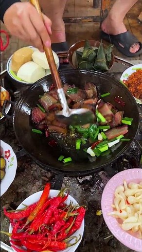 Hometown bacon, the mother's taste #rustic bacon by farmers’ household smoking#my village life.