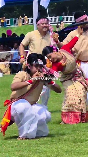 একেলগে দুটা পেঁপা বজাই নাচনীক নচুৱালে