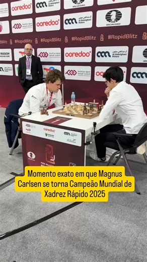 Xadrez com Z | Prof: Fhellipe Augusto on Instagram: "Na última rodada do campeonato mundial de xadrez rápido da Fide 2025, Magnus Carlsen só precisava de um empate para ser campeão. E foi assim que ele confirmou seu favoritismo, um empate contra o Grande Mestre Anish Giri. ♟️ Material Didático Profissional 🔓 Acesso vitalício 🎁 + 5 bônus 💥 Black Friday o mês todo de dezembro 👉 Link na bio"