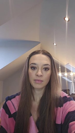 I was selected to sample this product for free from influenster and vo5 in exchange for my honest review I often style my hair when it's dry using straiahteners and curlina wands, often I use a cream or serum for styling but this can often make my hair heavy and full of product looking. Occasionally it can make my hair look greasy and oily. This comes out like a hair spray but products against heat meaning I dont have to get product in my hand and it doesnt weight my hair down. It helped my hþir