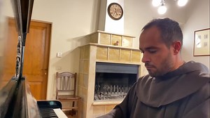 "«Sogno un bianco Natale...». È il sogno di chi cerca il bianco della purezza, lo splendore della verità, la trasparenza dell'umiltà: è il sogno di chi cerca Dio. Oggi nasce per noi il sogno dell'umanità! Santo Natale di Gesù Signore, figlio di Dio, a tutti voi!" "«I'm dreaming of a White Christmas...». This is the dream of those seeking the stainlessness of purity, the splendour of truth, the transparency of humility, it is the dream of those seeking God. Today the dream of humanity is born for