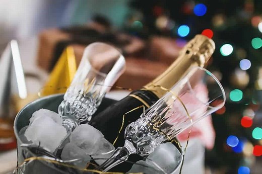 Should Sparkling Wine be Chilled? (And Serving Tips)